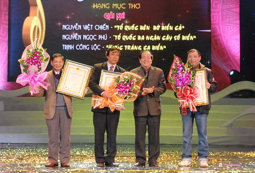 ມອບລາງວັນໃຫ້ການເສັງແຕ່ງບົດກະວີ ແລະ ບົດເພງ “ນີ້ແມ່ນທະເລຫວຽດນາມ”